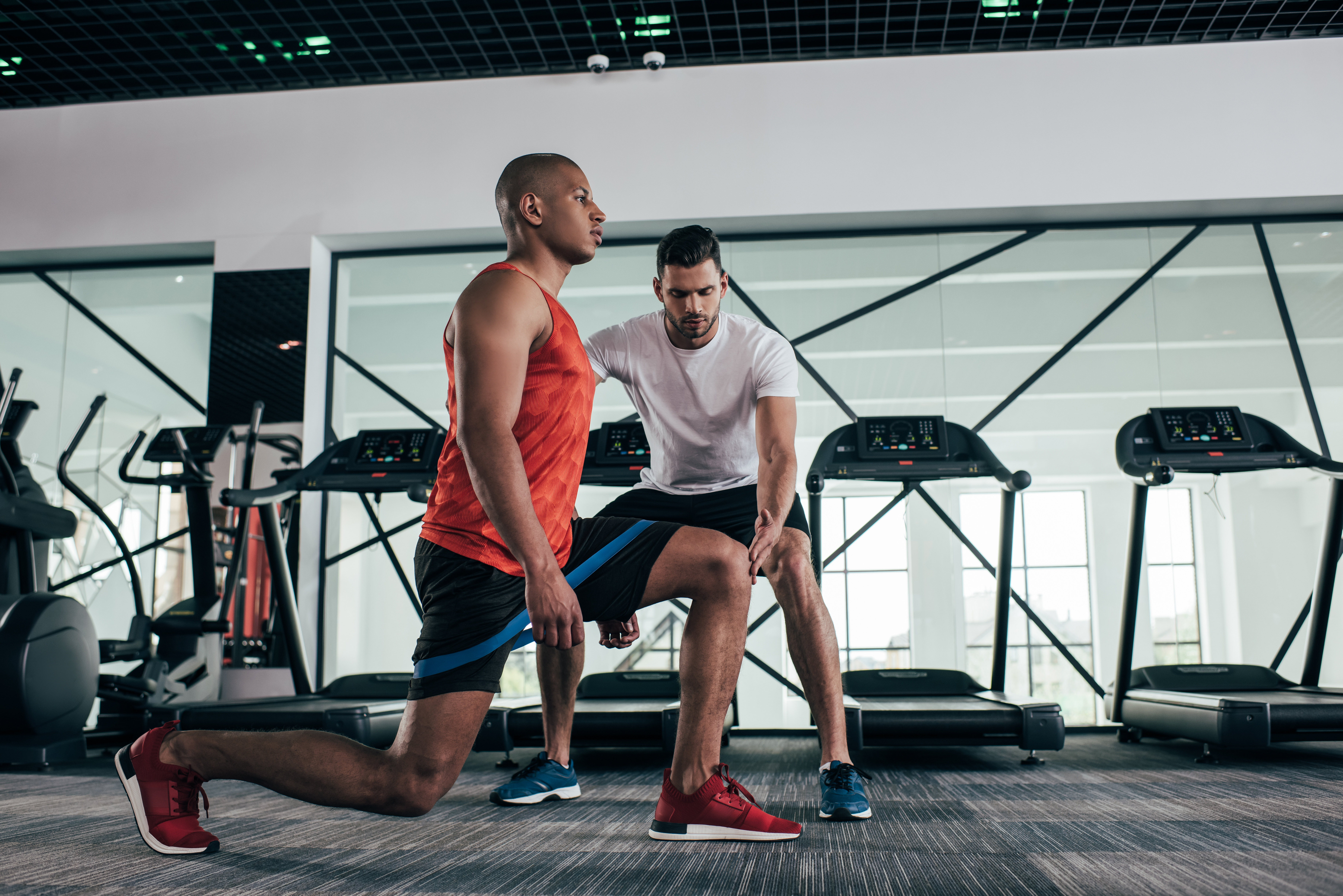 Trainer hilft Sportler